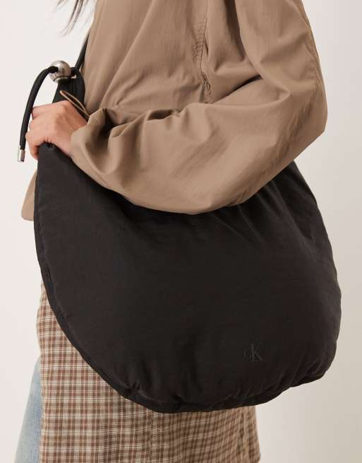 Bolso negro de nailon con diseño redondeado y correa de cordón de Calvin Klein , 4 de 4