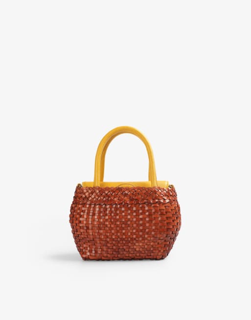 Bolso pequeño beis estilo cesta de cuero de Scalpers