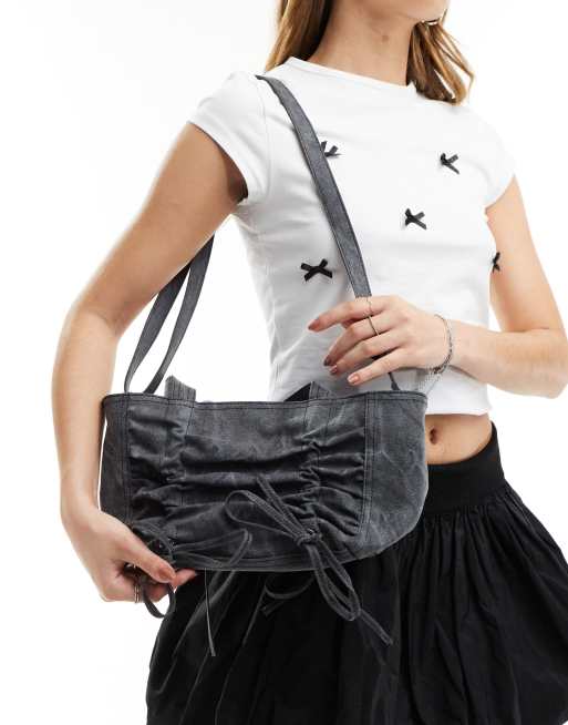 Bolso pequeño negro lavado con diseño fruncido Bow de Weekday ASOS