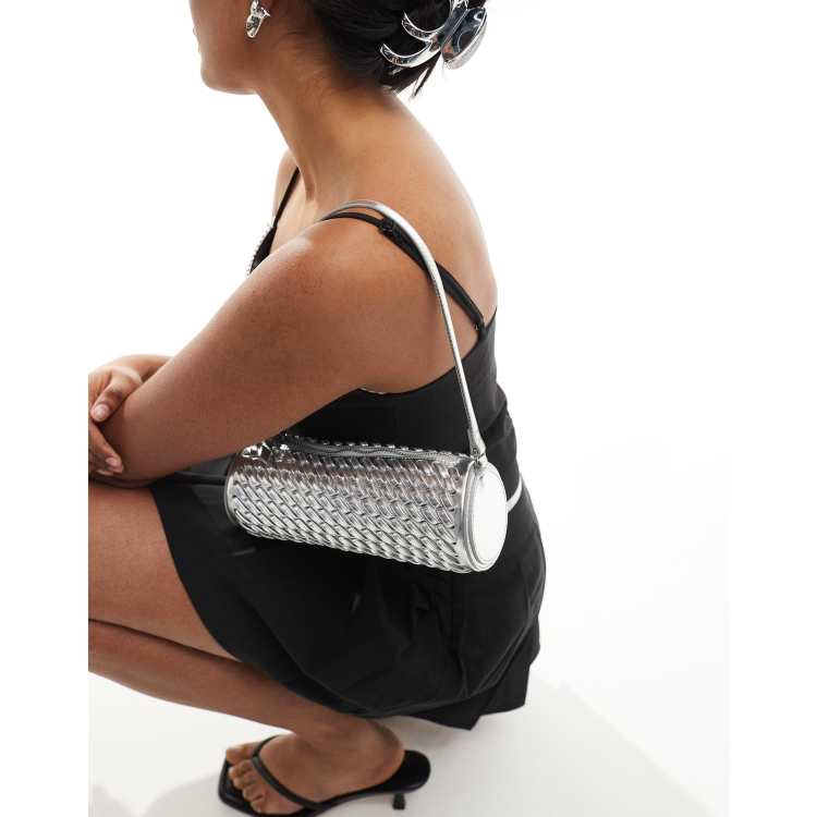 Bolso pequeno plateado alargado y redondo con diseno entretejido de Mango ClassicfuncenterShops
