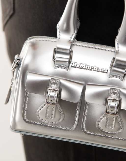 Bolso pequeño plateado metalizado con asa superior de Dr Martens, 3 de 4
