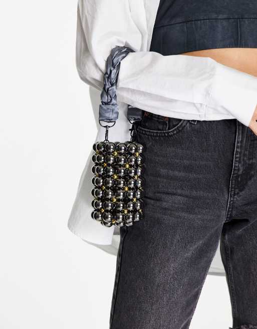 Bolso plateado con diseño de perlas de SVNX