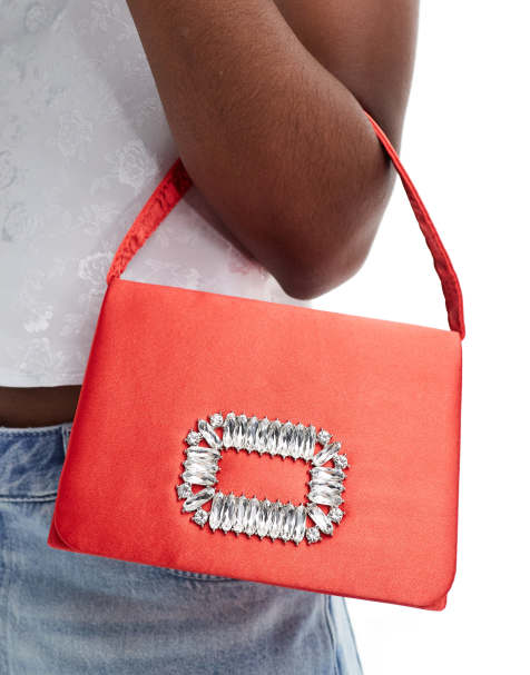 Bolso rojo de satén con adorno en forma de broche de True Decadence - view 1