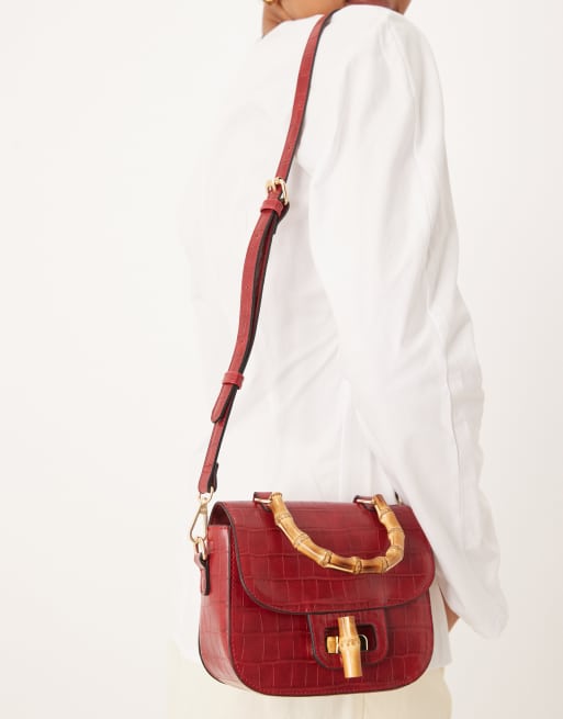 Bolso rojo efecto piel de cocodrilo con asa bandolera y asa