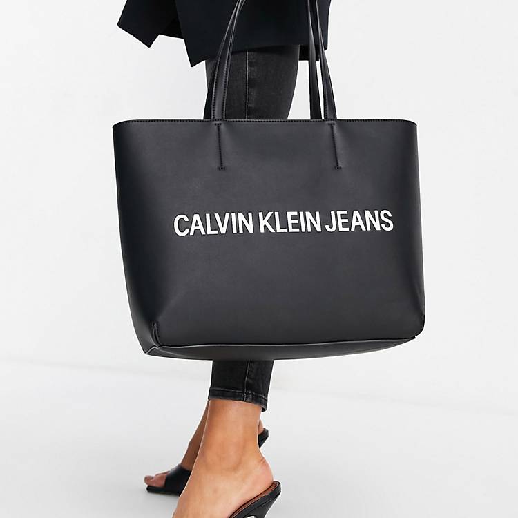 Punto de partida girar exhaustivo Bolso shopper negro Sculpted de Calvin Klein Jeans | ASOS