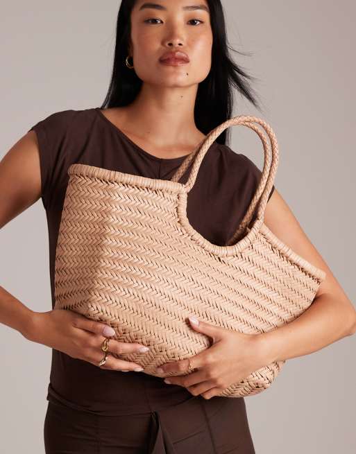 Bolso tipo cesta color arena con diseño entretejido Nantucket de Dragon Diffusion