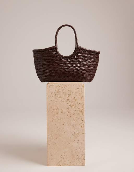 Bolso tipo cesta marrón oscuro con diseño entretejido Nantucket de Dragon Diffusion