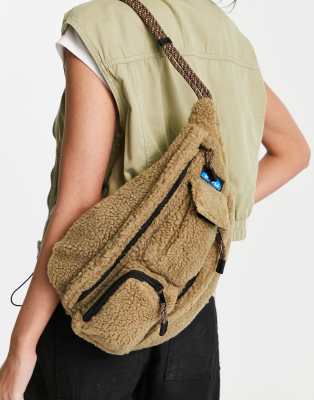 Bolso tostado de borreguito denso Mini Rope de Kavu | ASOS