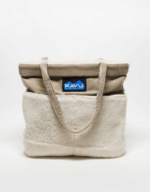 Bolso tote beis de sherpa afelpada de KAVU