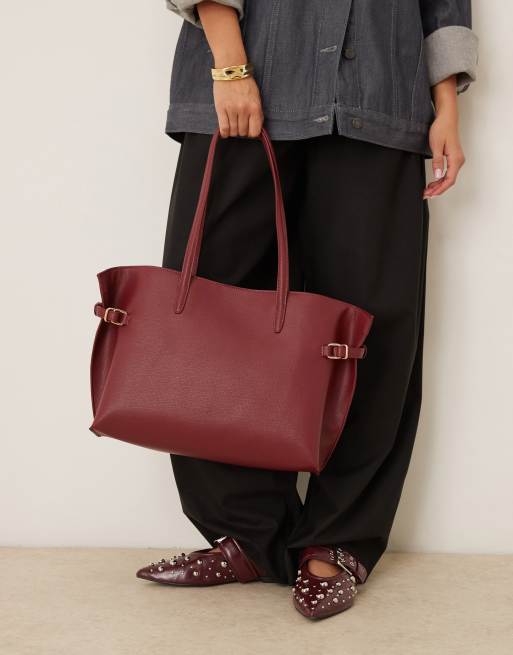 Bolso tote burdeos liso con detalle de correas de ASOS DESIGN, 2 de 4
