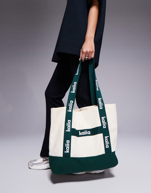 Bolso tote color crema y verde con logo de lona de Kaiia, 3 de 4