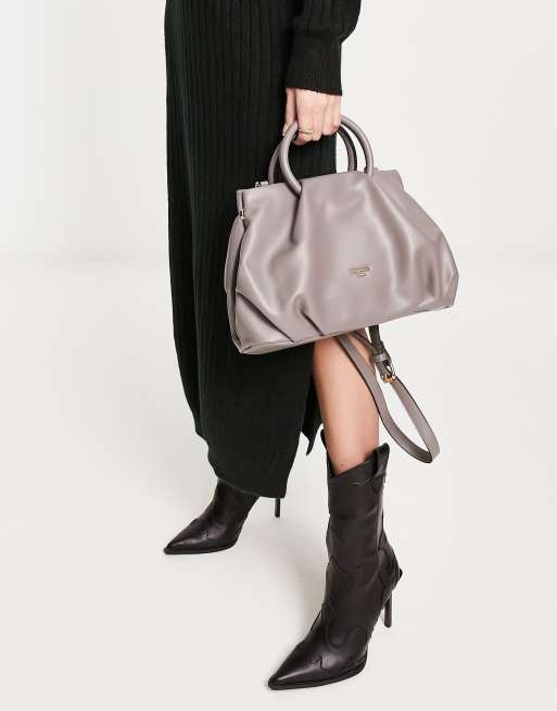 Bolso tote color topo holgado con asa superior de poliuretano de Dune