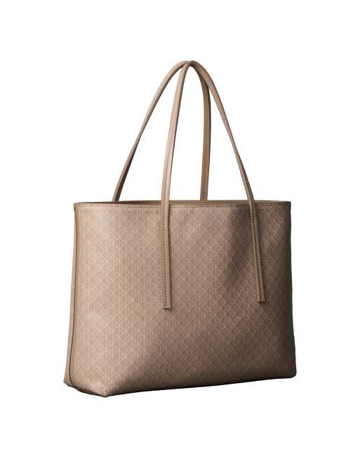 Bolso tote color tostado con estampado integral del logo de Calvin Klein, 2 de 5