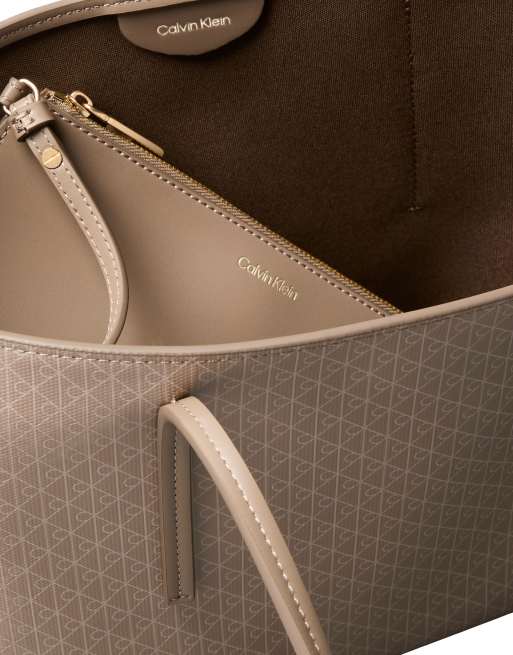 Bolso tote color tostado con estampado integral del logo de Calvin Klein, 3 de 5