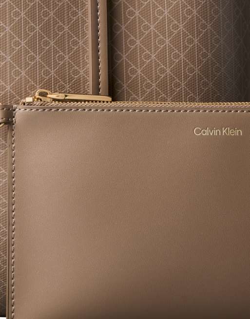 Bolso tote color tostado con estampado integral del logo de Calvin Klein, 4 de 5