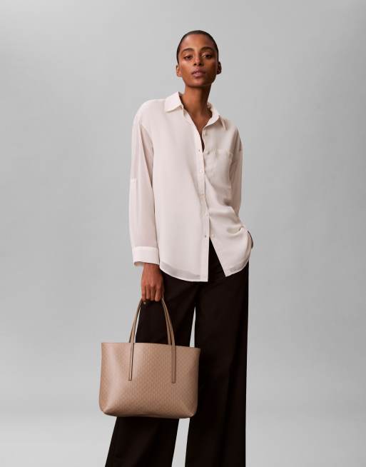 Bolso tote color tostado con estampado integral del logo de Calvin Klein, 5 de 5