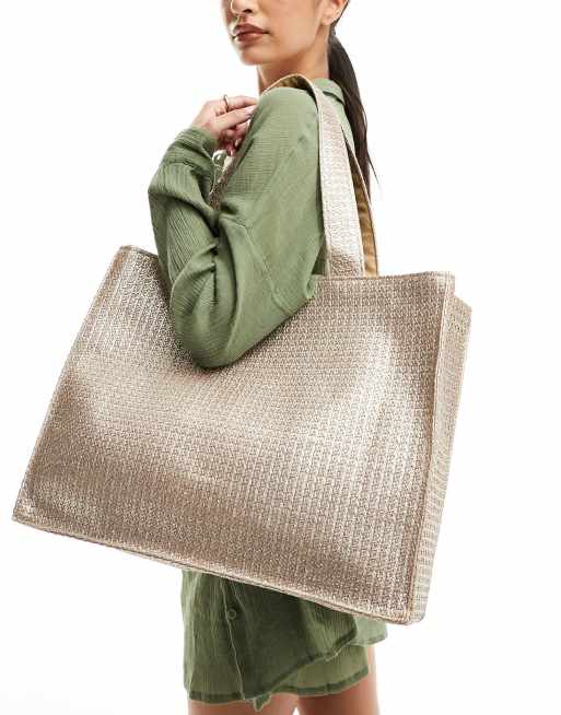 Bolso tote de hombro color bronce con acabado metalizado y diseño entretejido de South Beach 