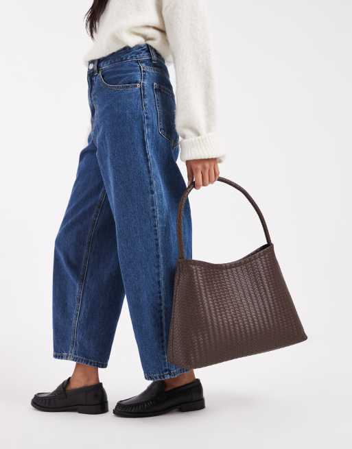 Bolso tote de hombro marrón oscuro con diseño entretejido de Glamorous, 2 de 4
