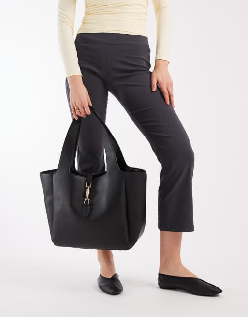 Bolso tote de hombro negro con detalle de herrajes de Glamorous , 4 de 4