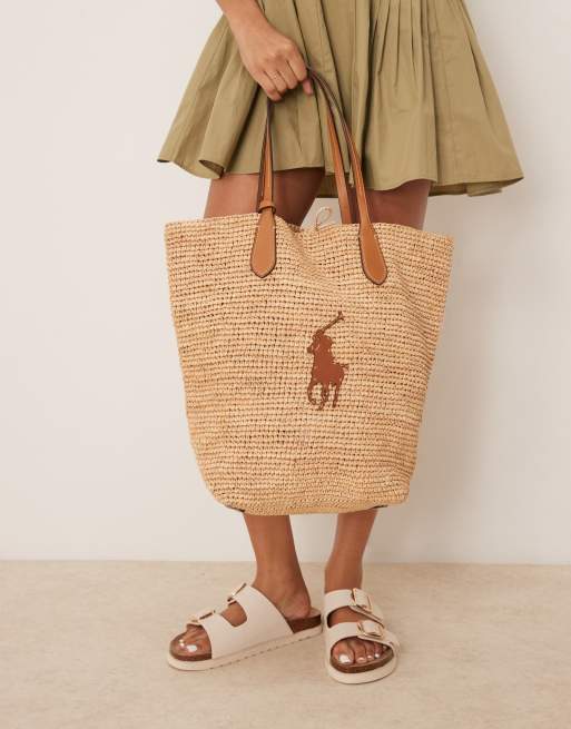 Bolso tote marrón de rafia con logo de jugador en contraste de