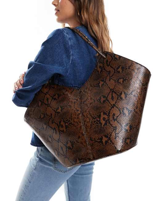 Bolso tote marrón efecto piel de serpiente con asas tubulares de ASOS DESIGN