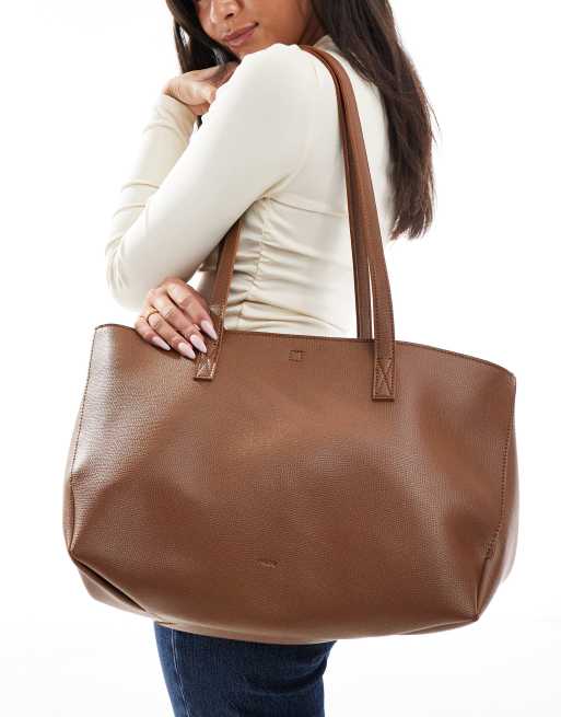 Bolso tote marrón topo oscuro con dos asas, estampado de palmera y detalle de clips en los laterales de PASQ