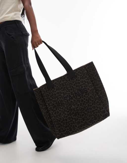 Bolso tote marrón y negro con estampado de leopardo y acabado mullido Izzy de AllSaints, 4 de 4