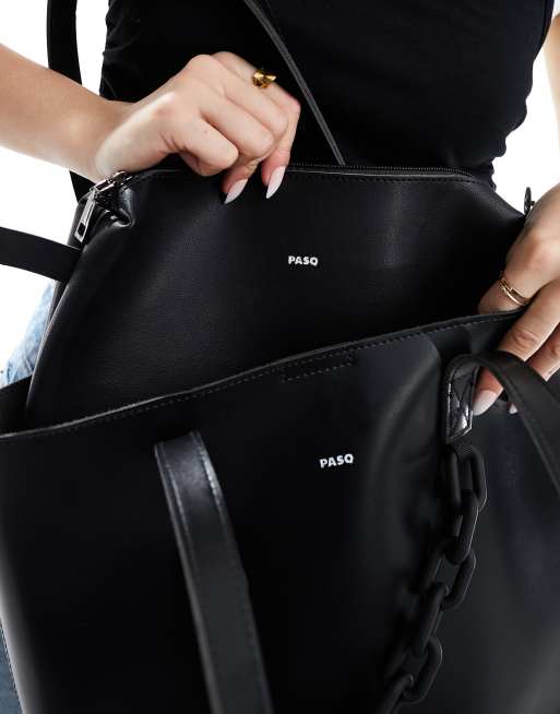 Bolso tote negro con asa de hombro y detalle de cadena de PASQ, 3 de 4