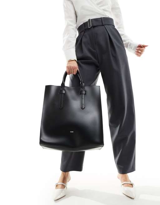 Bolso tote negro con diseño estructurado y correa bandolera extraíble de PASQ, 3 de 4