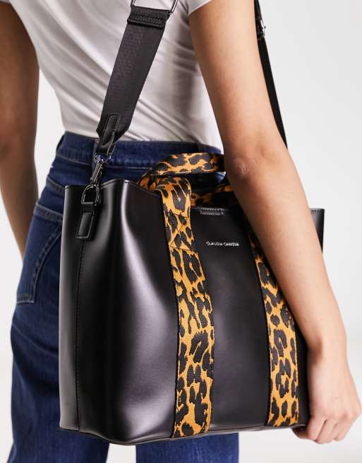 Bolso tote negro con estampado de leopardo y correa tipo bandolera de Claudia Canova