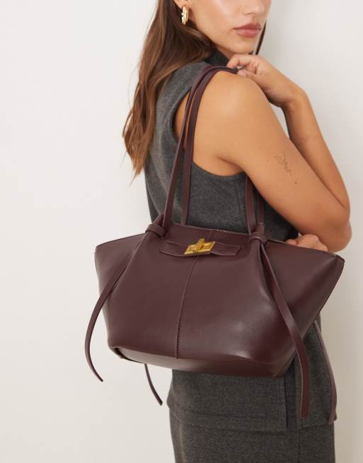 Bolso tote pequeño burdeos oscuro con asas y detalle tipo clutch de cuero sintético de Gina Tricot