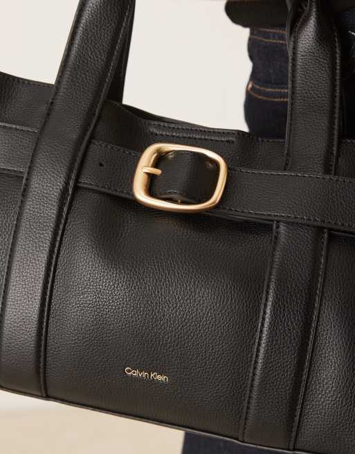 Bolso tote pequeño negro con hebilla de cuero de Calvin Klein, 4 de 4