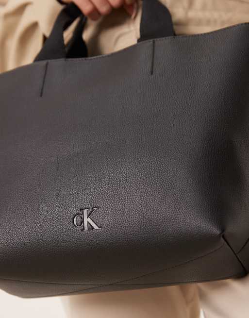 Bolso tote pequeño negro de Calvin Klein Jeans, 2 de 4