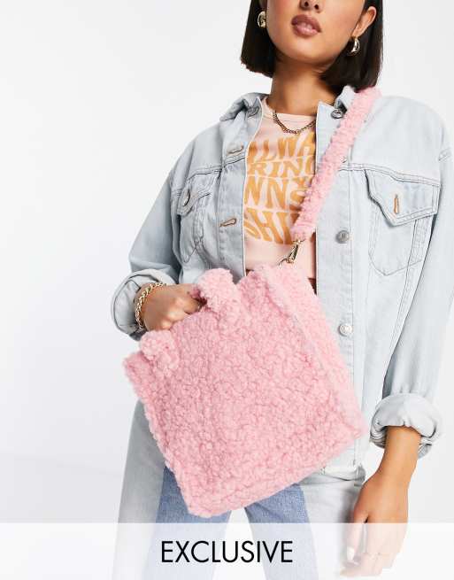 Bolso tote pequeño rosa con correa bandolera de tejido tipo peluche exclusivo de Glamorous