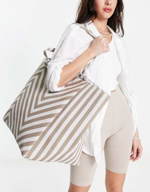 Bolso tote playero grande beis y blanco con patron de chevron de South Beach