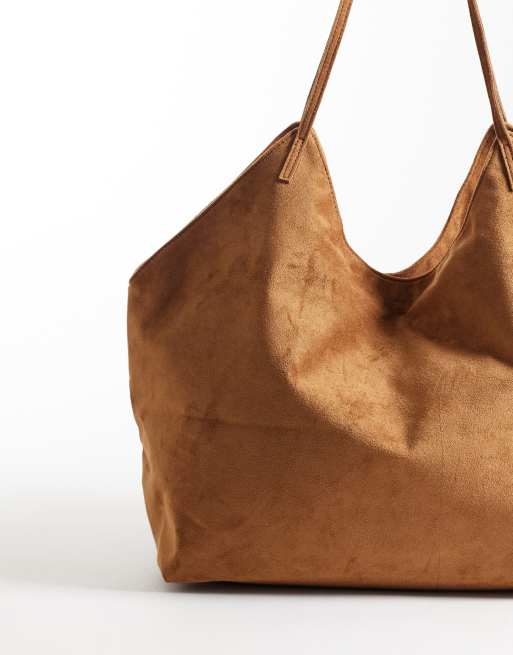 Bolso tote tostado con dos correas y detalle de pico de antelina de PASQ, 4 de 4