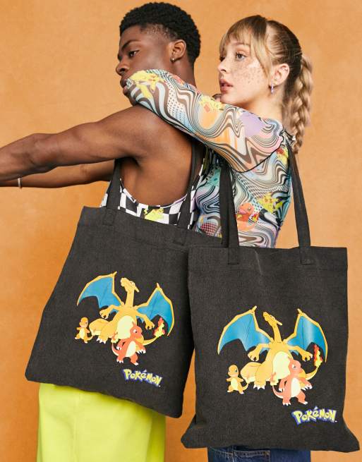 Bolso tote unisex con lavado negro y estampado de la evolución de Charmander de Pokémon de algodón de ASOS DESIGN, 3 de 4