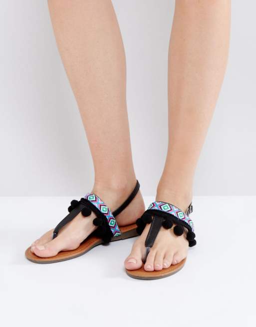 Boohoo - Broderede sandaler med pompon-detaljer