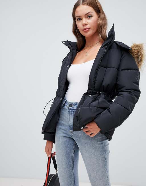 Boohoo - Cappotto imbottito nero con bordo in pelliccia sintetica e dettaglio in vita