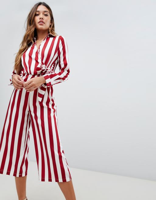 Boohoo - Combinaison style jupe-culotte avec lien à nouer sur le côté - Rayures rouges et blanches