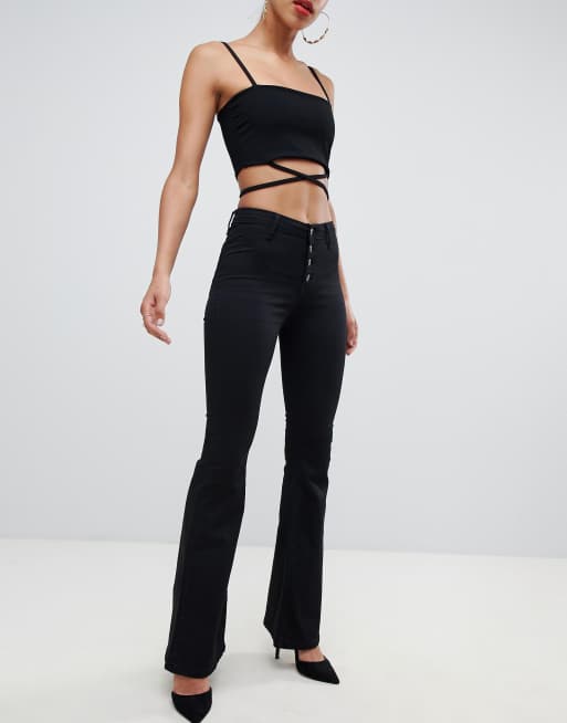 Boohoo – Dopasowane czarne jeansy z rozszerzanymi nogawkami