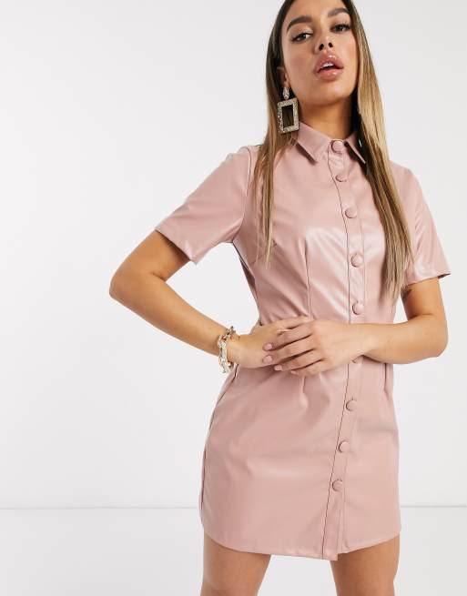 Boohoo – Jasnoróżowa zapinana na guziki sukienka mini z imitacji skóry