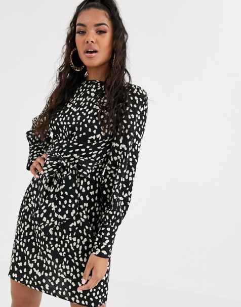 Boohoo – Minikleid mit Bindegürtel und monochromem Punktemuster