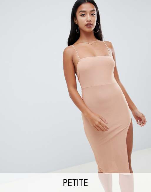 Boohoo Petite - Pudderfarvet midikjole med stropper og slids på låret