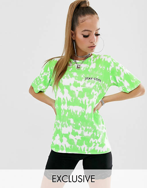 Boohoo Petite – T-Shirt in Grün mit Batikmuster und Stay Cool-Slogan