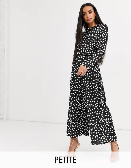Boohoo Petite - Tuta jumpsuit nera a pois con intreccio sul davanti