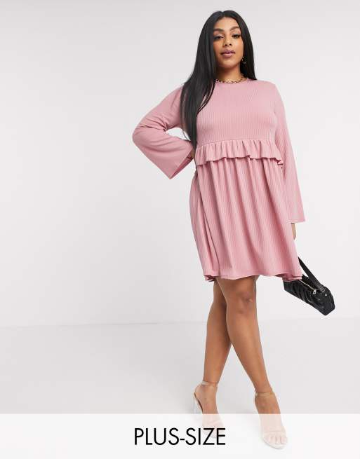 Boohoo Plus - Aangerimpelde jurk met ruches in roze