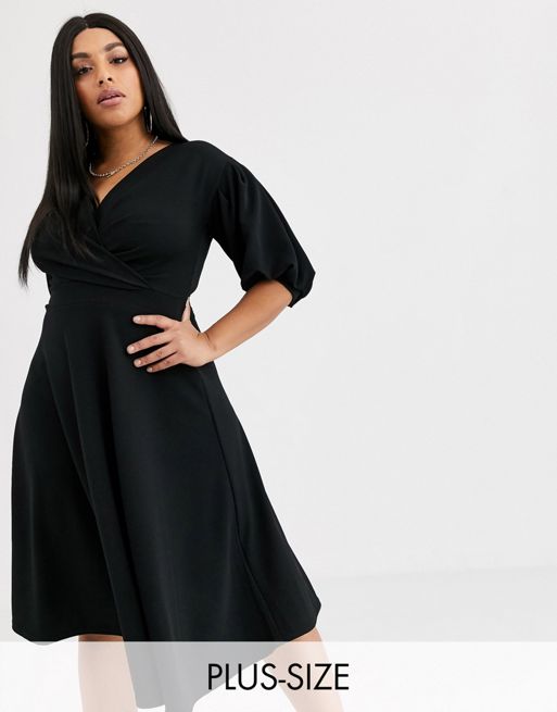Boohoo Plus – Czarna kopertowa sukienka midi odsłaniająca ramiona | ASOS