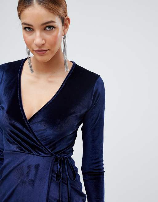 Boohoo Robe cache c ur mi longue nou e la taille en velours Bleu marine