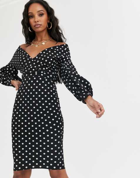Boohoo – Schulterfreies, figurbetontes Midikleid mit Punktemuster in Schwarz